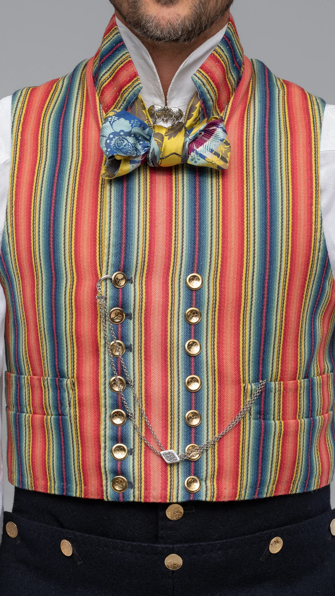 Vest med messingknapper