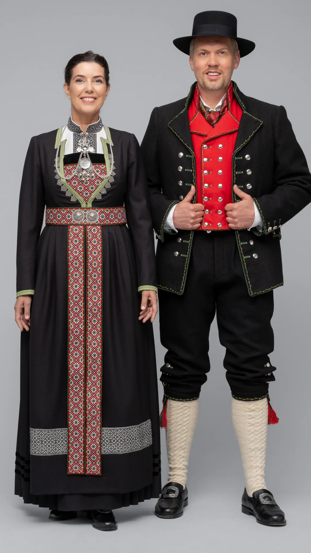 Hardanger vinterbunad og Hardanger herre rød vest