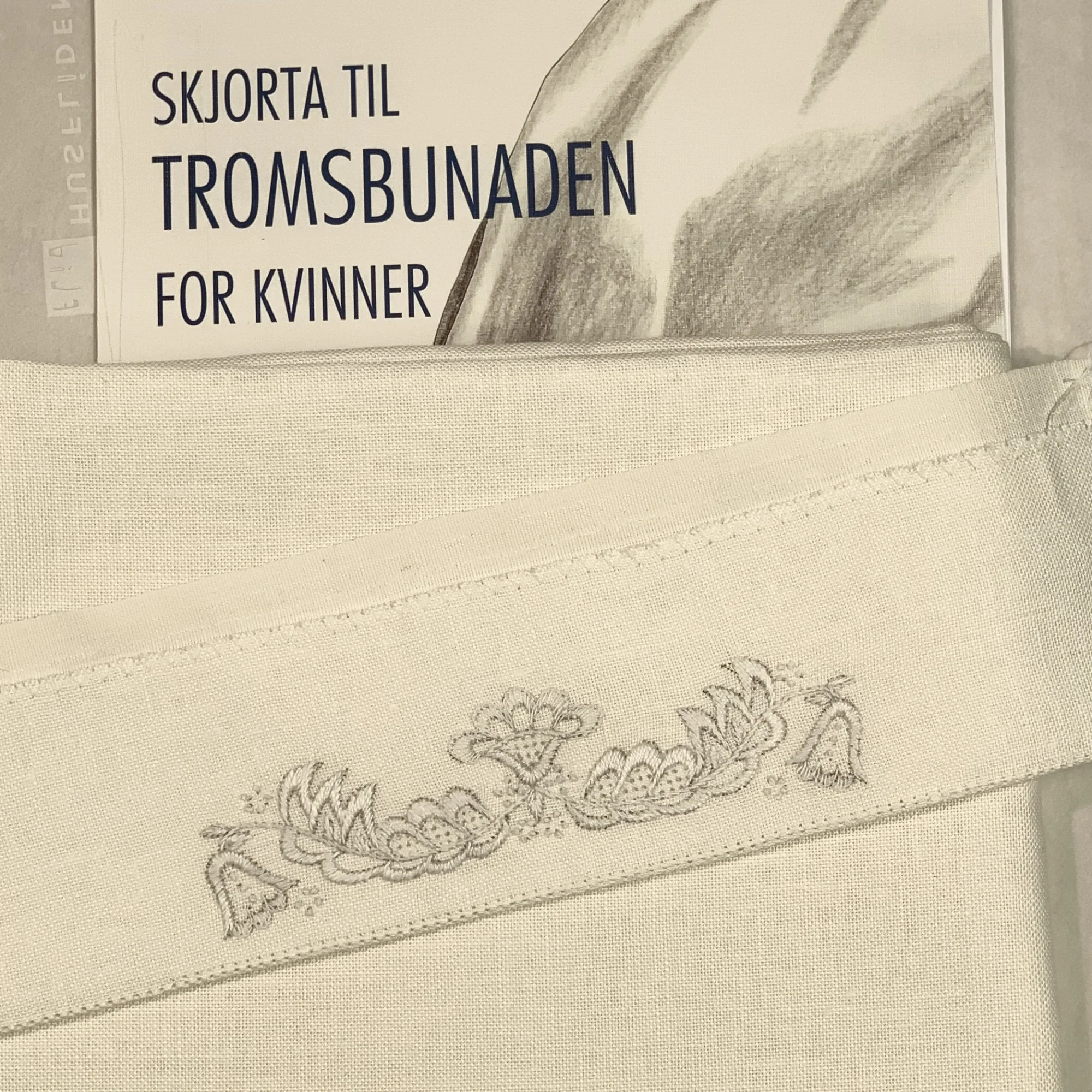 Materialpakke, skjorte til tromsbunaden for kvinner
