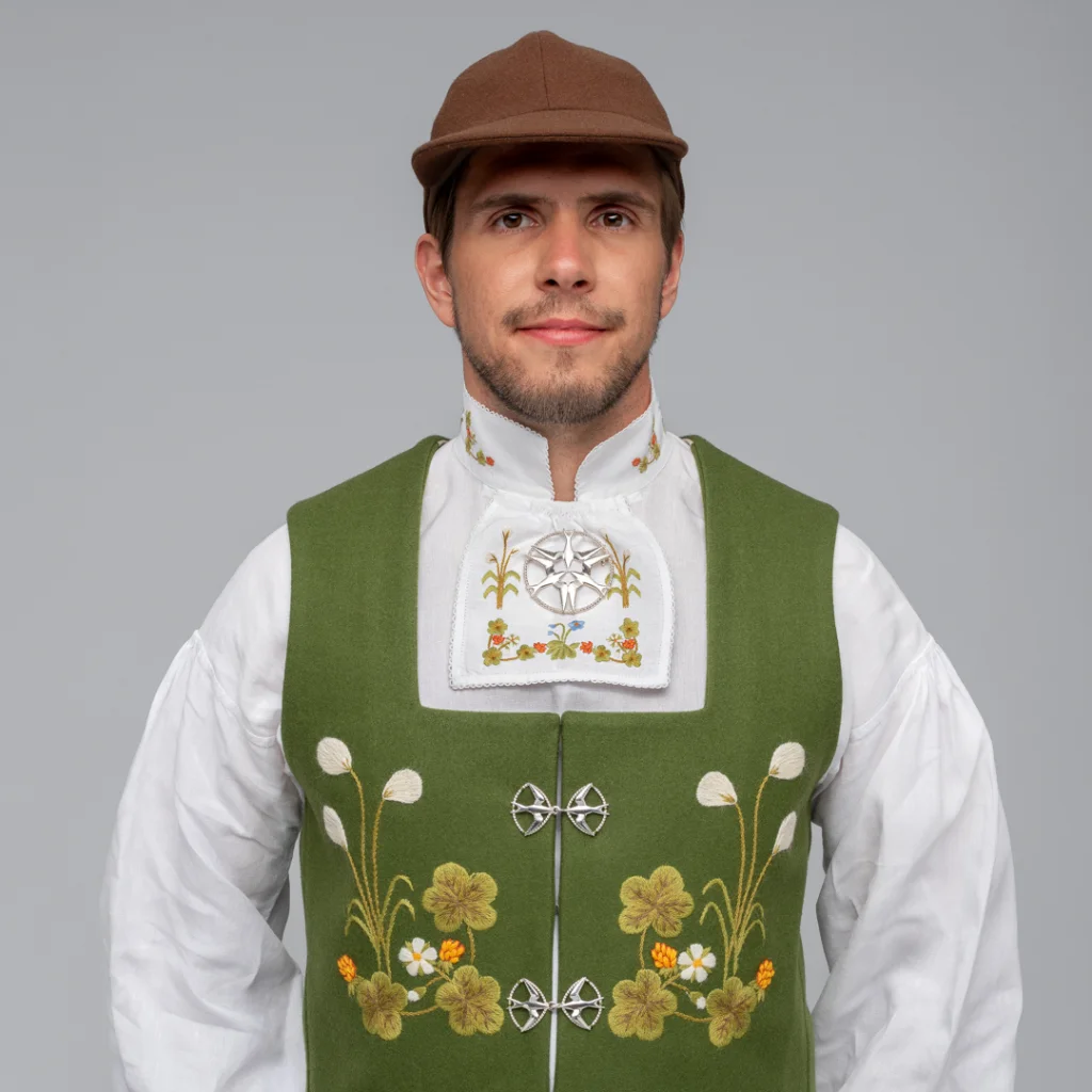Materialpakke vest ferdig brodert, til Senja festdrakt for herre