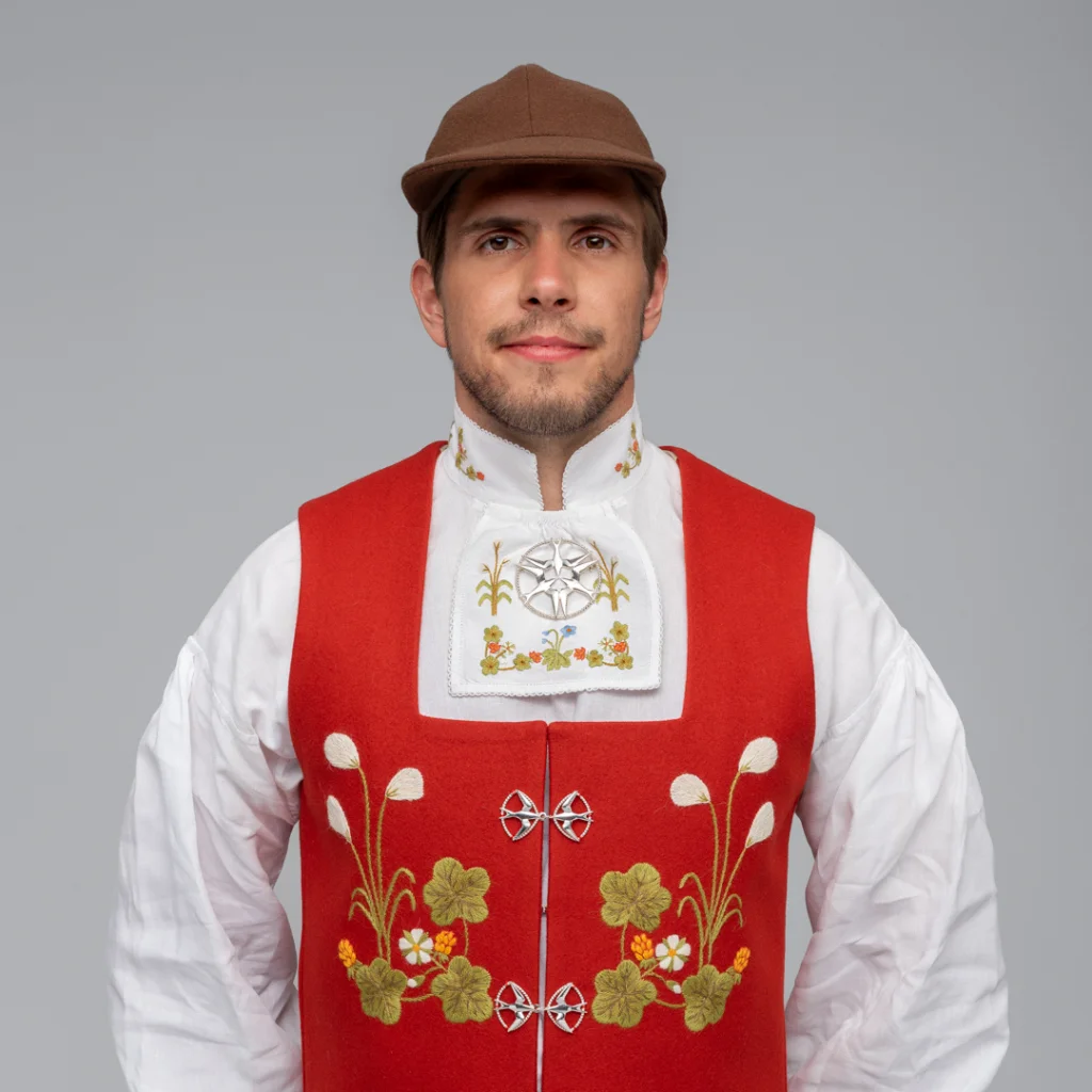 Materialpakke vest ferdig brodert, til Senja festdrakt for herre