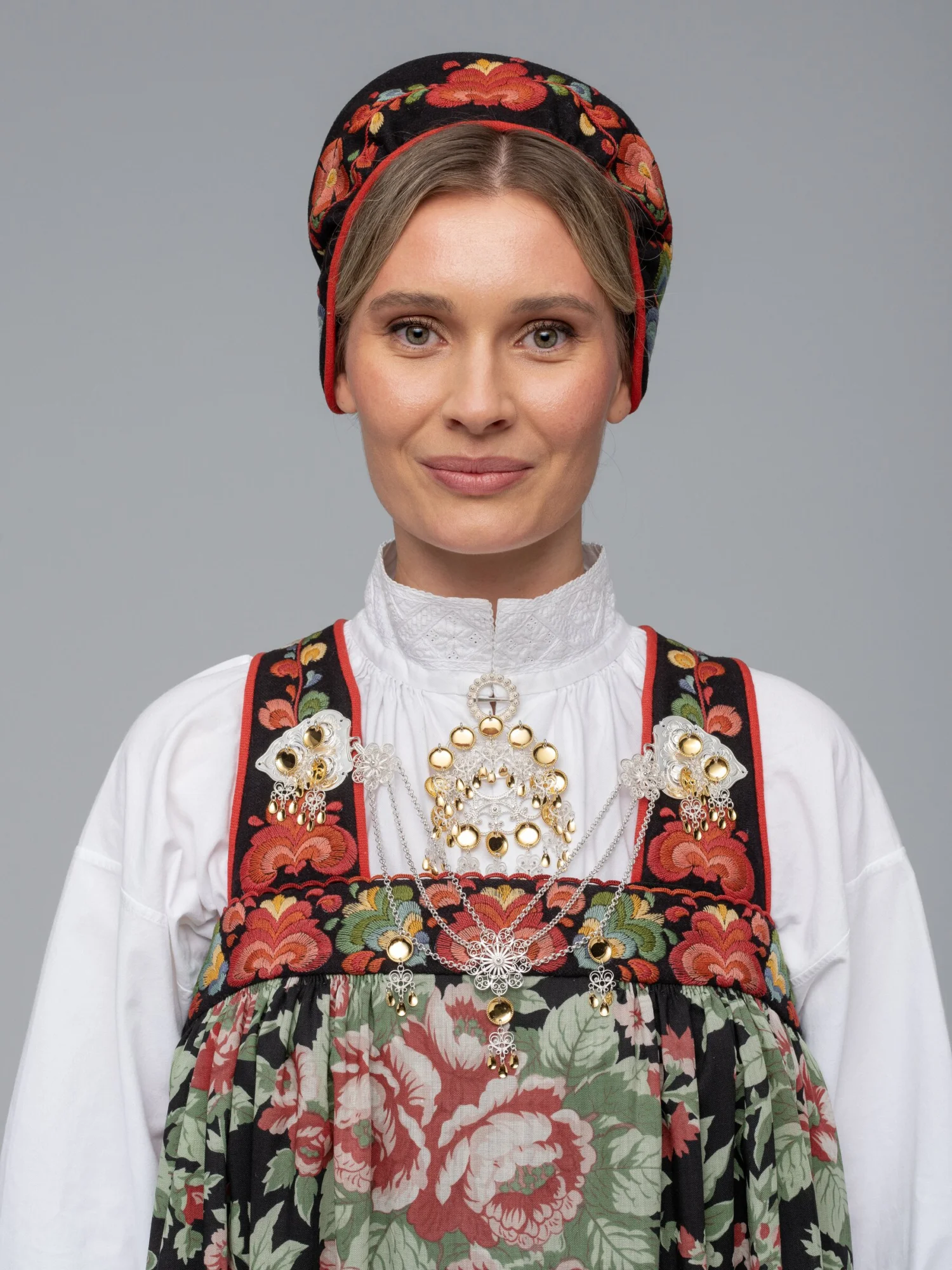 Festbunad, Nes