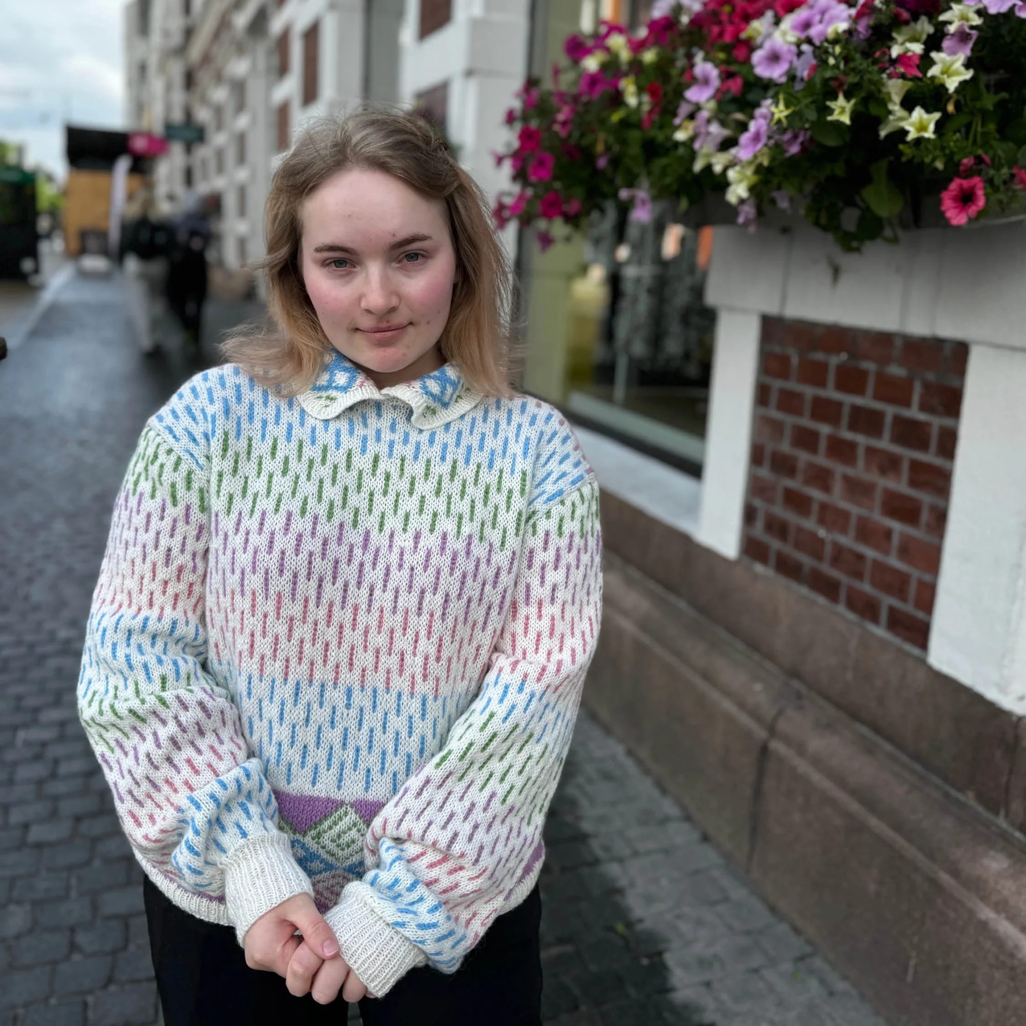 Strikkeskatt nr. 318 genser med krage