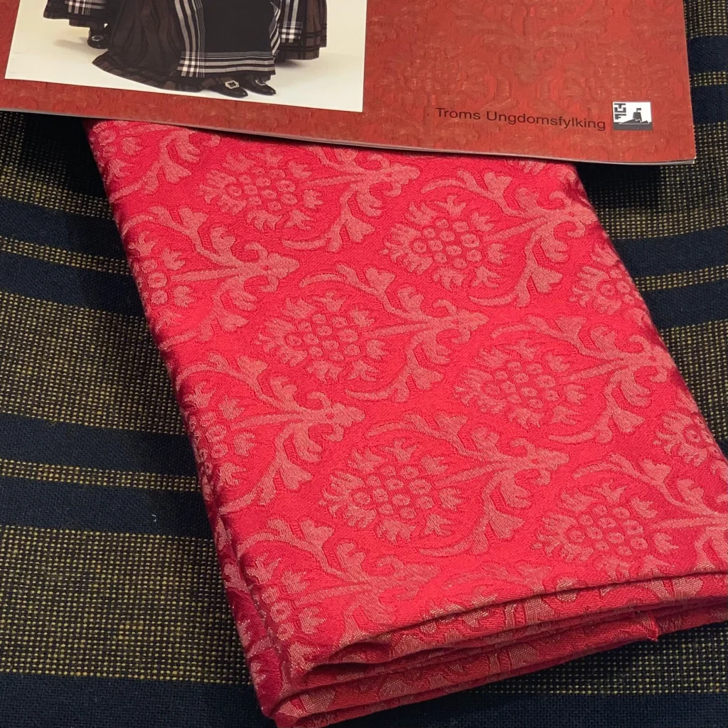 Materialpakke, rød-gyllen vest til tromsbunaden for kvinner