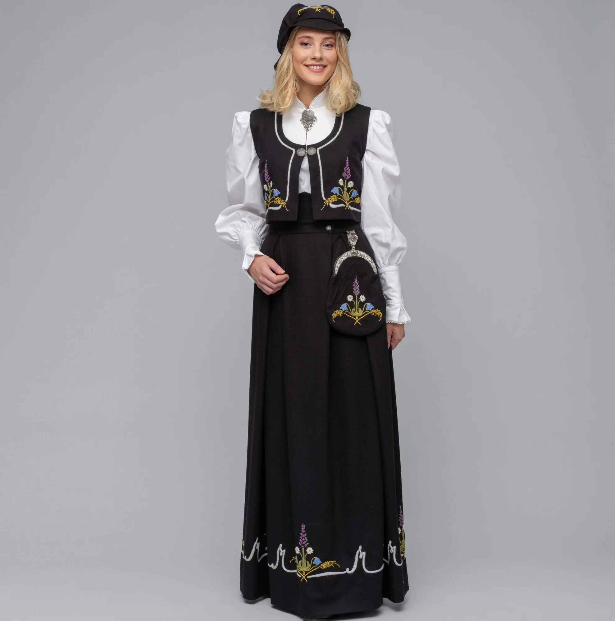 Brodert materialpakke til malangsdarakten for kvinner
