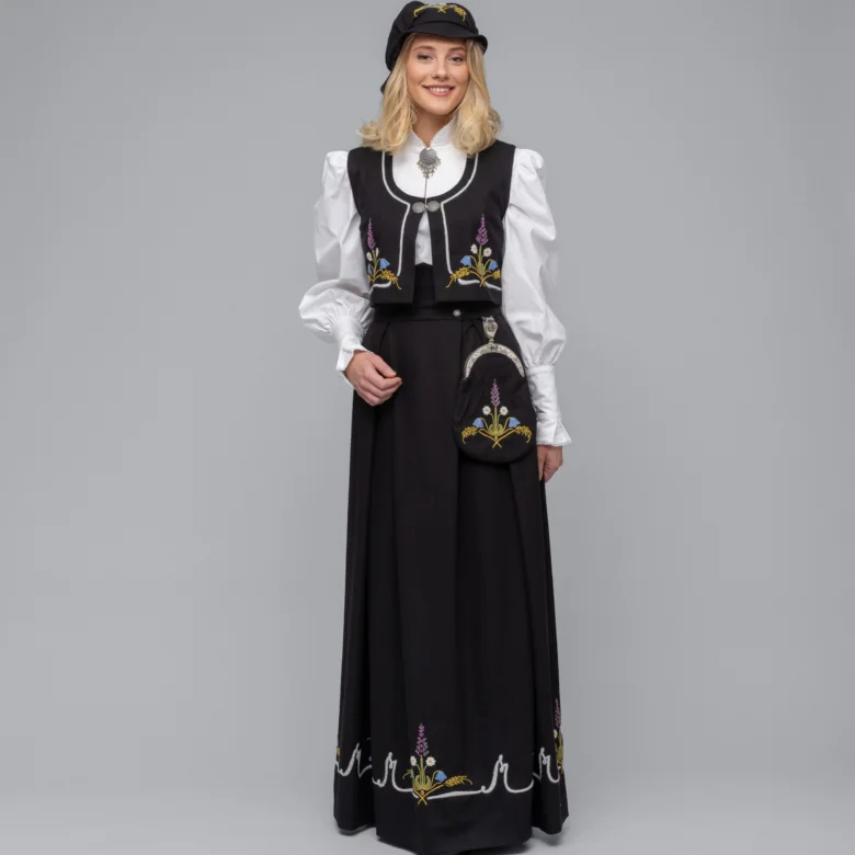 Brodert materialpakke til malangsdarakten for kvinner