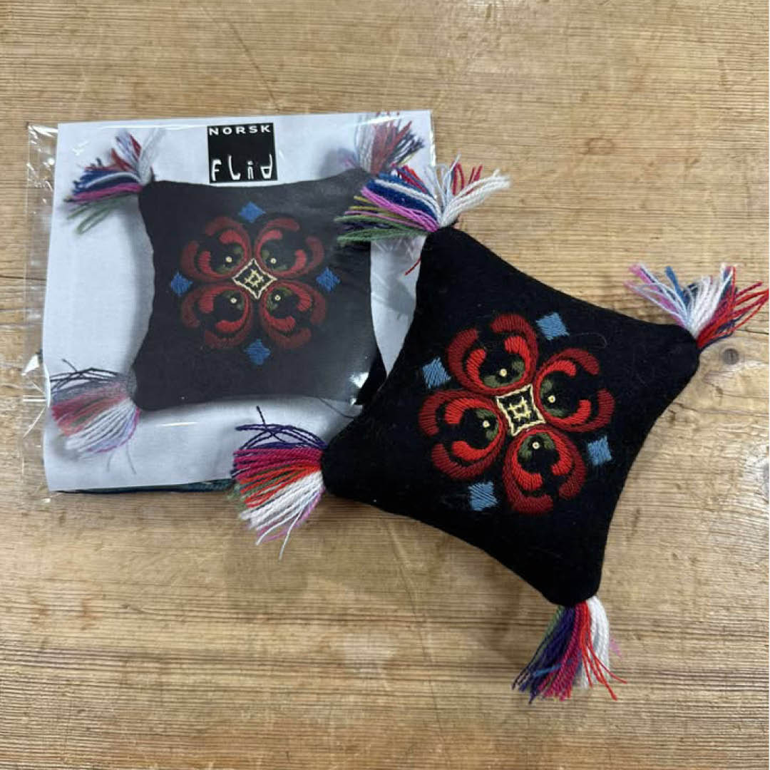 Svart Nålpute Nr.2 Broderi Materialpakke - Bilde 1