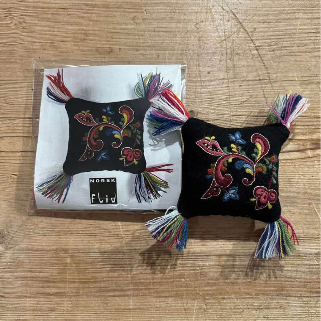 Svart Nålpute Nr. 1 Broderi Materialpakke - Bilde 1