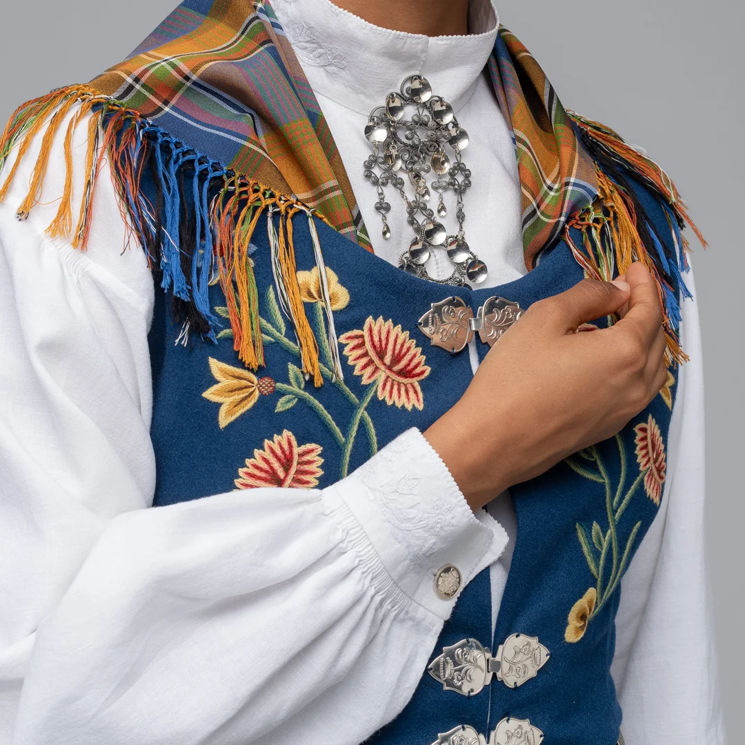 Materialpakke brodert nordlandskjorte i lin - Bilde 3
