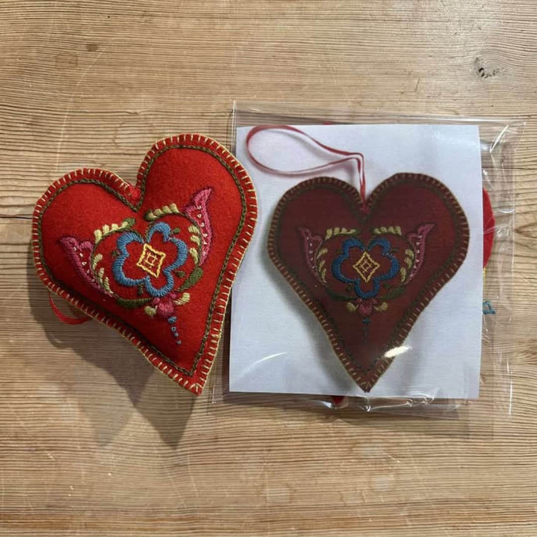 Rødt hjerte Nr. 2 Broderi Materialpakke Nålepute - Bilde 1