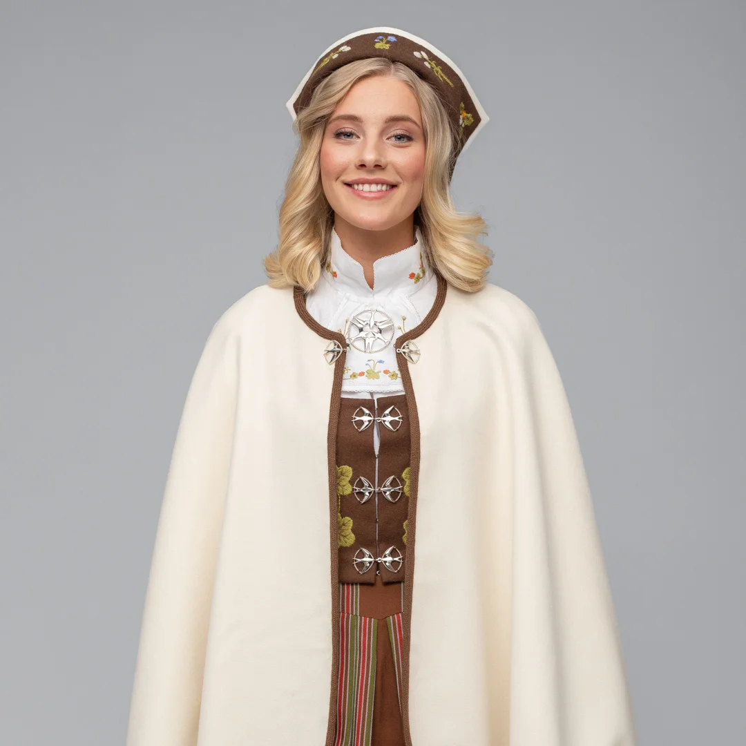 Komplett materialpakke brodert, til Senja festdrakt for kvinner - Bilde 1