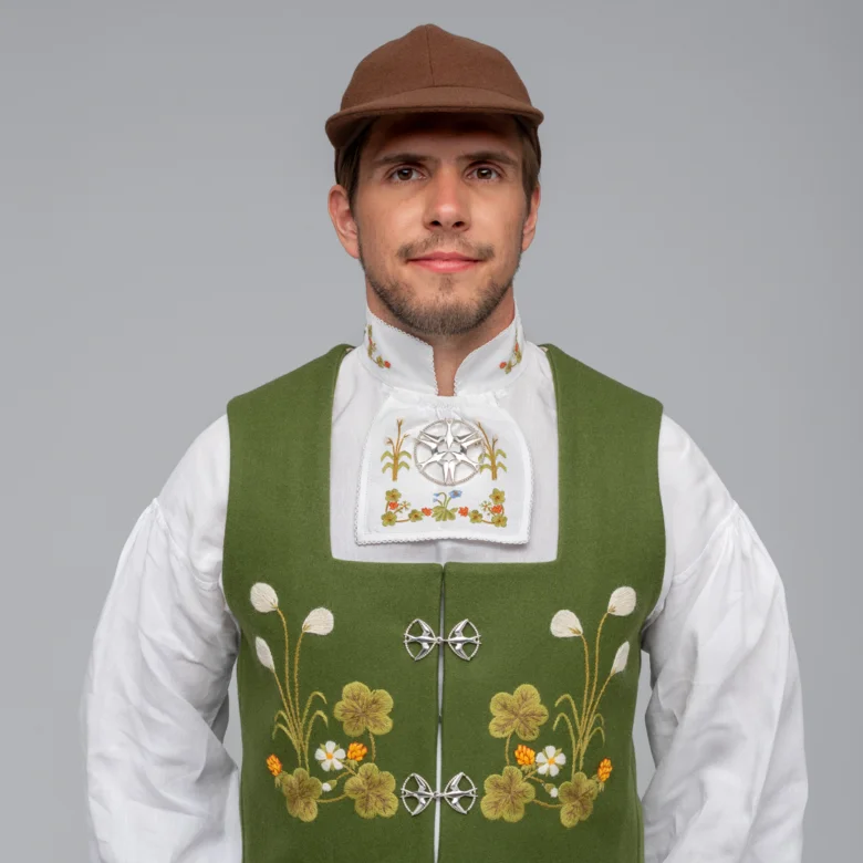 Materialpakke vest påtegnet, til Senja festdrakt for herre