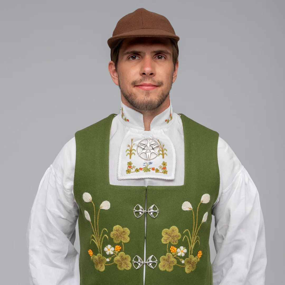 Materialpakke vest påtegnet, til Senja festdrakt for herre - Bilde 1