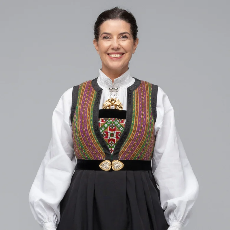 Rekonstruert kvinnebunad fra Sotra, 1850