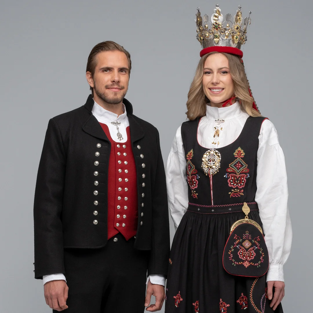 Kronebrud fra Sunnmøre 2 - Bilde 1