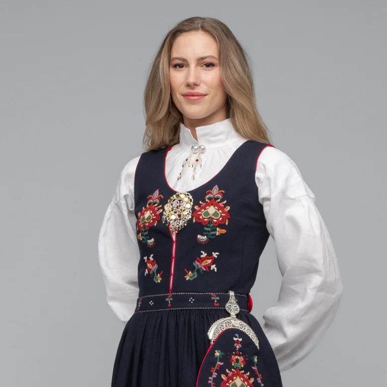 «Konfirmantpakke» Sykkylven 1 Bunad